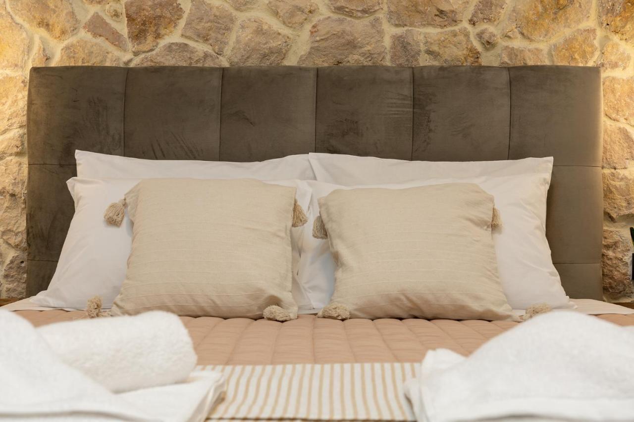 Casa Dionysia - New Lux 2Br With Jacuzzi Near Maleme Beach Εξωτερικό φωτογραφία