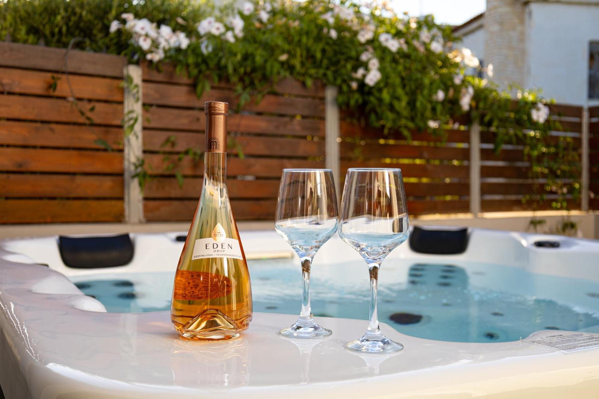 Casa Dionysia - New Lux 2Br With Jacuzzi Near Maleme Beach Εξωτερικό φωτογραφία