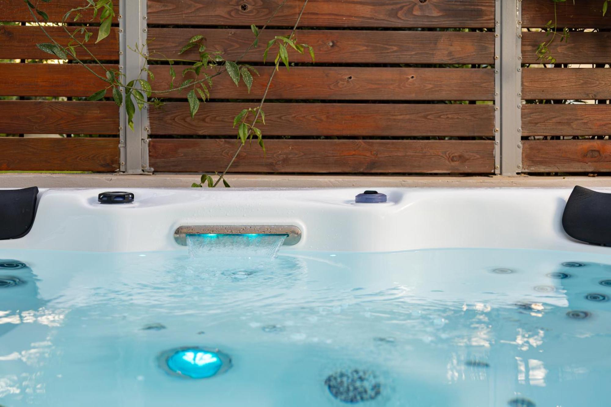 Casa Dionysia - New Lux 2Br With Jacuzzi Near Maleme Beach Εξωτερικό φωτογραφία
